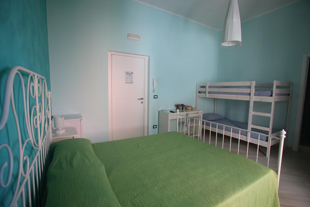 Bed and Breakfast Le Nereidi Beb Margherita Di Savoia Habitación foto